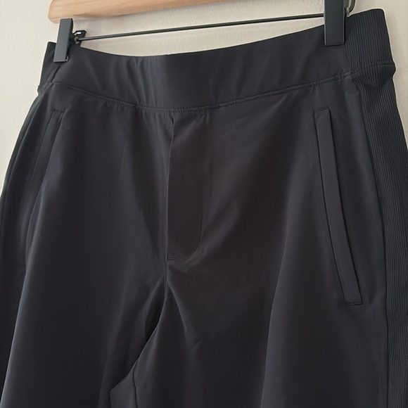 Athleta Brooklyn Bermuda Short Featherweight 9” Black Size 8 - Picture 4 of 16